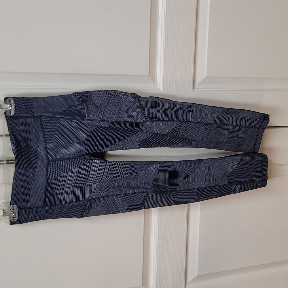 Lululemon blue/white  size 4 capri athletic pant